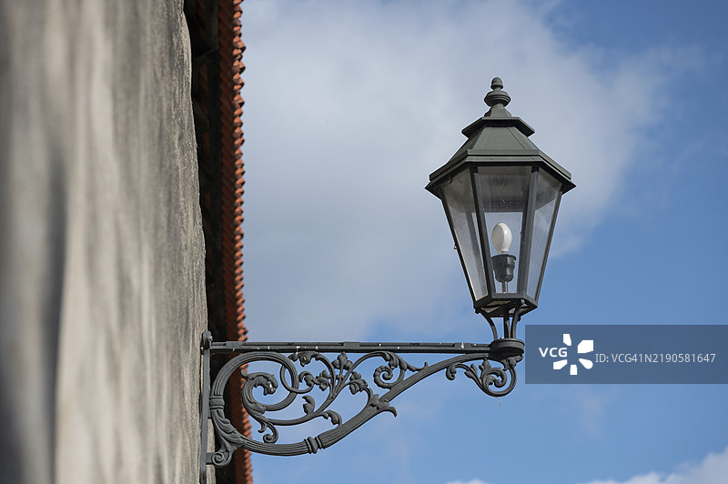 德国巴伐利亚州诺德林根镇墙上的历史灯笼复制品图片素材