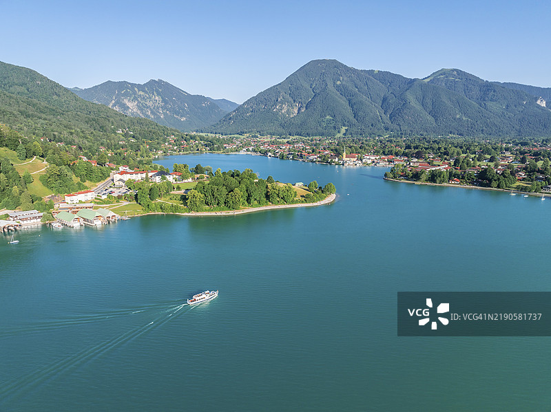 湖上的渡船，罗塔赫-埃根和瓦尔贝格的景观，特根湖，鸟瞰图，特根湖，巴伐利亚，德国，欧洲图片素材