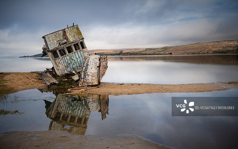 搁浅的残骸图片素材