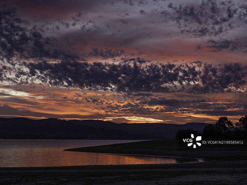美丽的云彩在湖面上日出图片素材