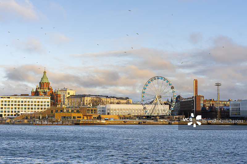 芬兰赫尔辛基的城市风景，日落时分从波罗的海拍摄图片素材