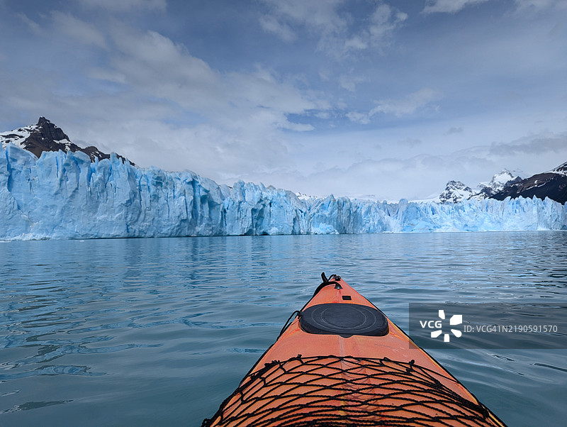 雪山环绕的湖泊美景，阿根廷圣克鲁斯省阿根廷湖区图片素材