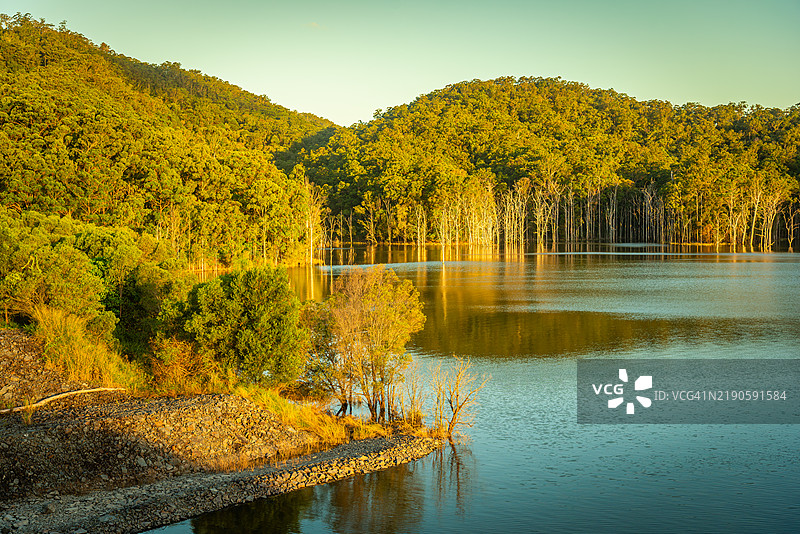 澳大利亚昆士兰州黄金海岸的欣兹水坝阿德万斯镇湖的美丽景色图片素材