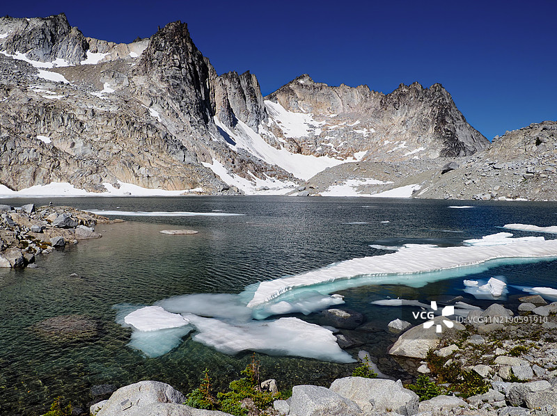 雪山与晴朗蓝天的美丽景色，华盛顿州利文沃斯，美国图片素材
