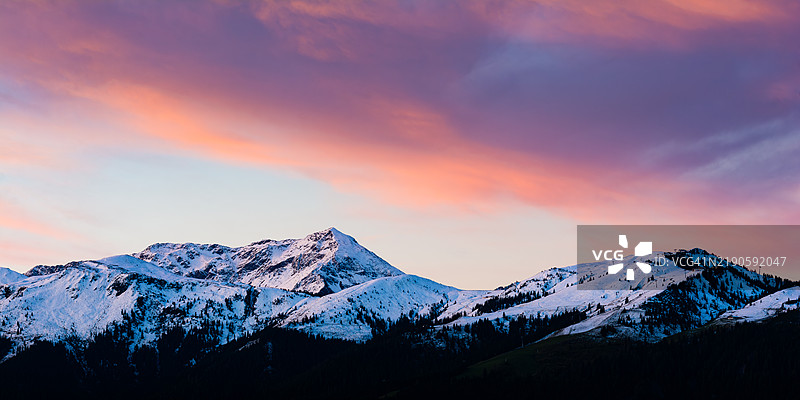 蒂罗尔阿尔卑斯山的黎明图片素材