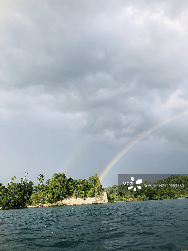 海面上空的彩虹美景图片素材