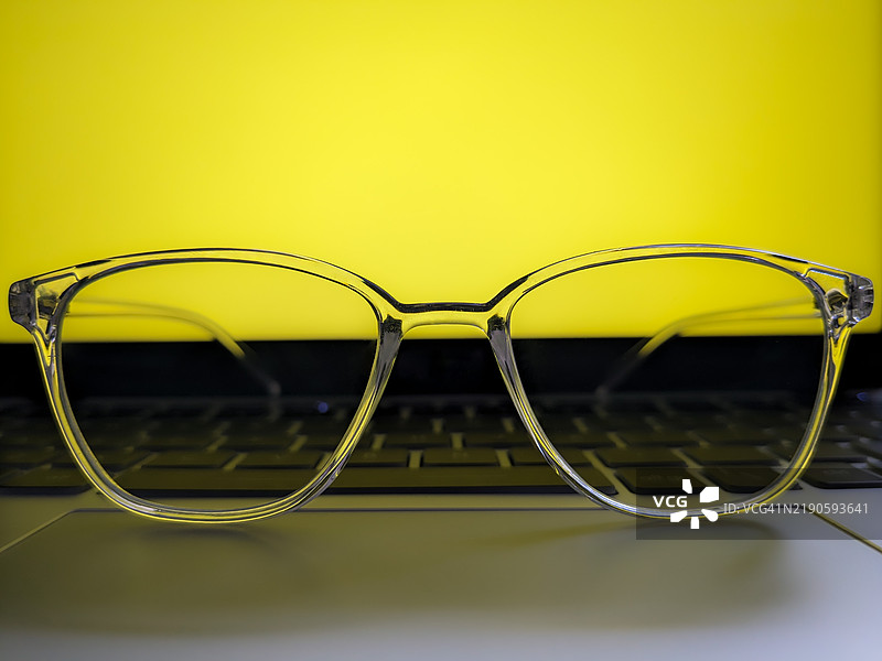 桌子上的眼镜特写图片素材