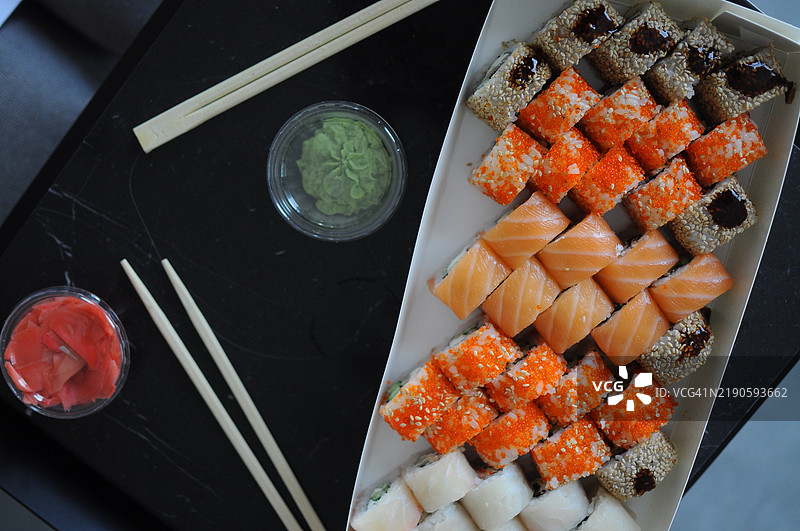 日本寿司食品，包含金枪鱼、三文鱼、虾、蟹和鳄梨的卷寿司和手卷。图片素材