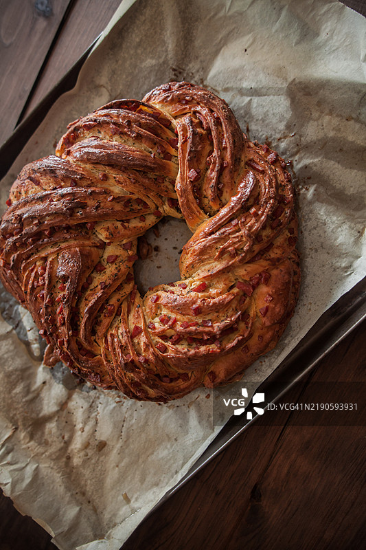 香辣香肠和帕尔马干酪巴布卡配蒜香草黄油图片素材