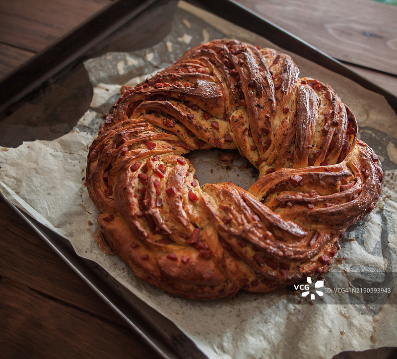 香辣香肠和帕尔马干酪巴布卡配蒜香草黄油图片素材