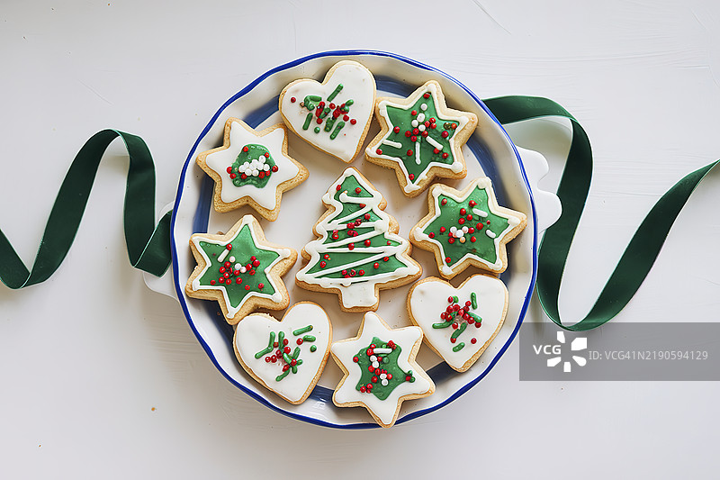 高角度视图的盘子里放着饼干，桌子上。图片素材