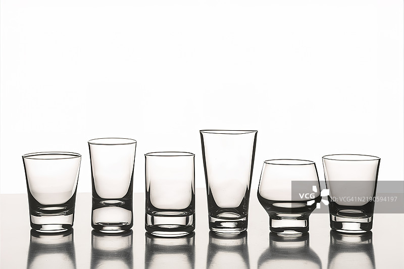 白色背景上的空玻璃拼贴画图片素材