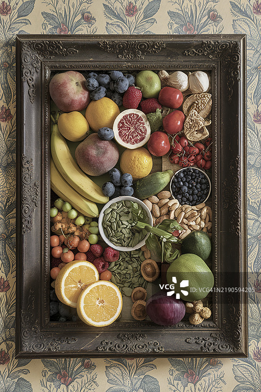 食品框架，复古背景上的健康食品概念图片素材