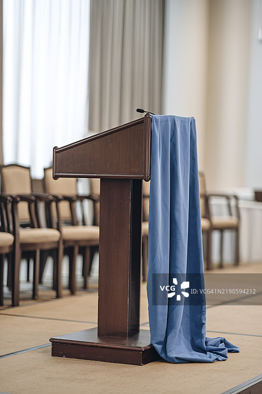 空的木制讲台用于展示或产品展示，背景模糊图片素材