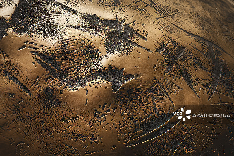 具有粗糙质感的青铜表面，呈现出风化的皮革或绒面材料外观图片素材