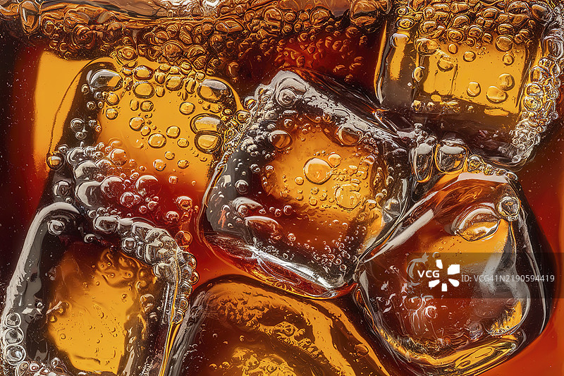 一杯冰块浸泡在可乐中的特写视图图片素材