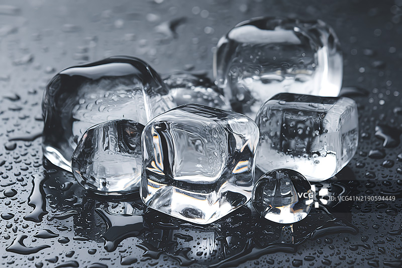 透明的冰块放置在黑色表面上图片素材