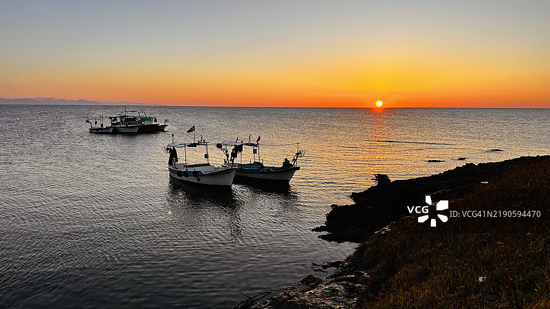 土耳其奥尔杜雅松角落日时分的和谐船只与金色时光图片素材