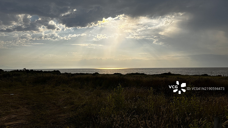 灿烂的阳光和闪耀的海洋，迷人的光与影的舞蹈，土耳其奥尔杜图片素材