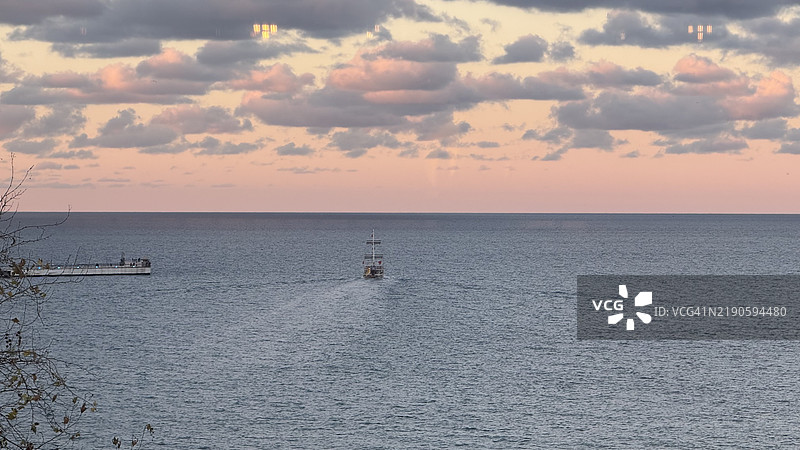 土耳其奥尔杜市中心橙色天空下的海景图片素材