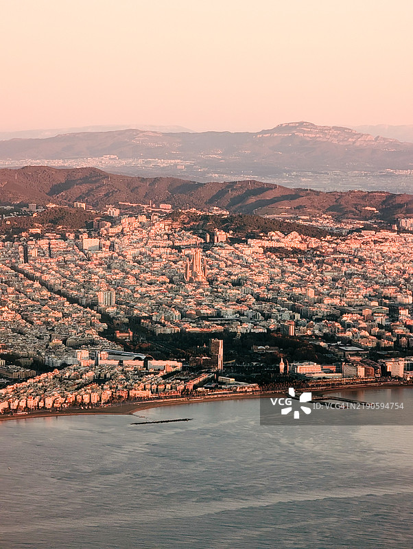西班牙海边城镇的高角度景观与天空相映成趣图片素材
