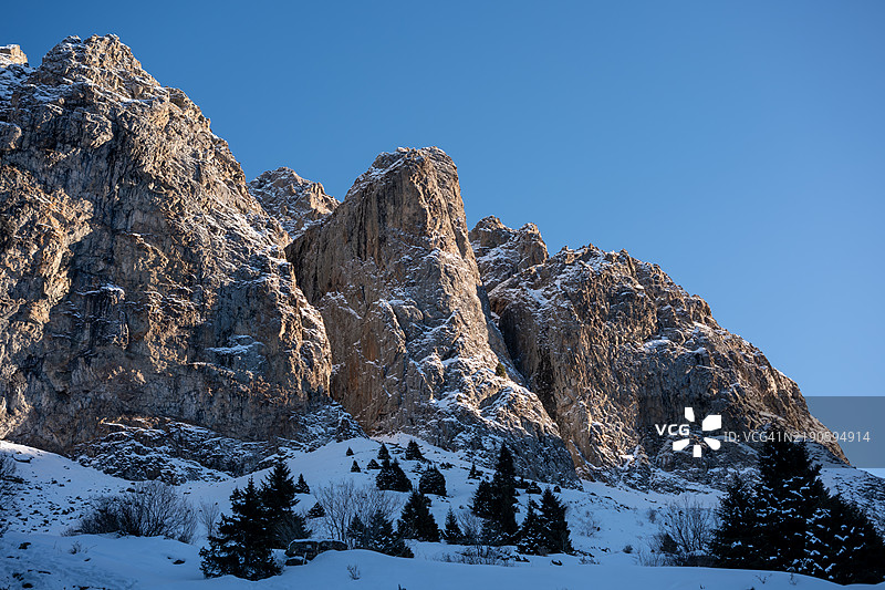 雪山在晴朗蓝天下的低角度视图图片素材