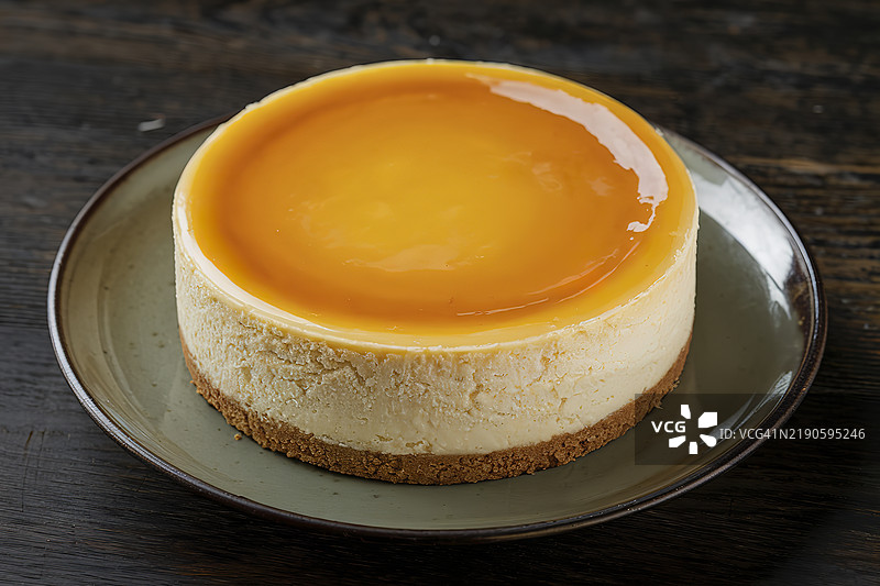 一块美味的芝士蛋糕放在盘子上图片素材
