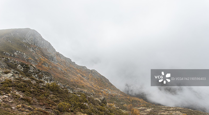 洛安卡雷斯山脉在雾中，自然公园。图片素材