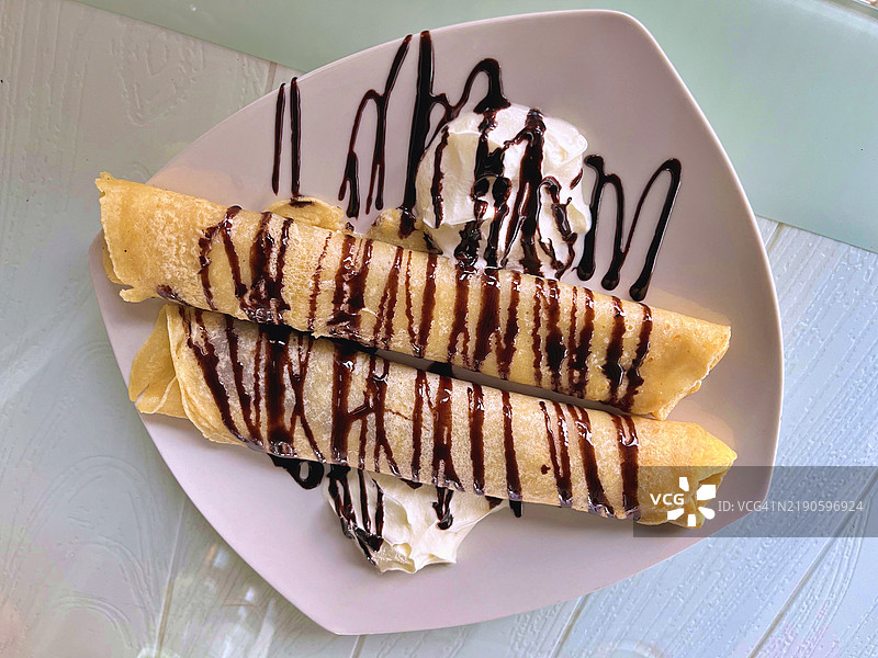 从上方直接拍摄的桌子上的甜点盘子图片素材