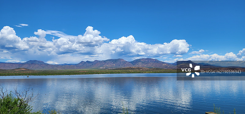 亚利桑那州罗斯福湖的美丽景色与蓝天相映成趣， 美国图片素材