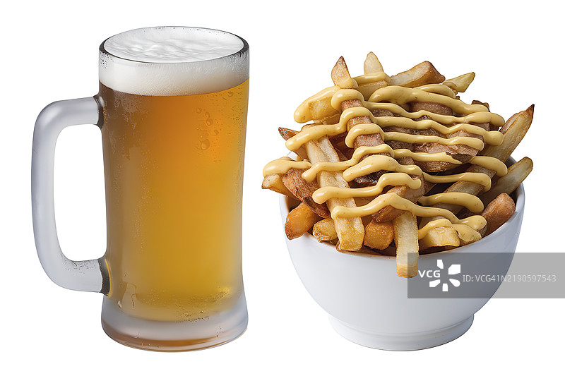 一杯冰啤酒和一盘配有芥末酱的薯条图片素材