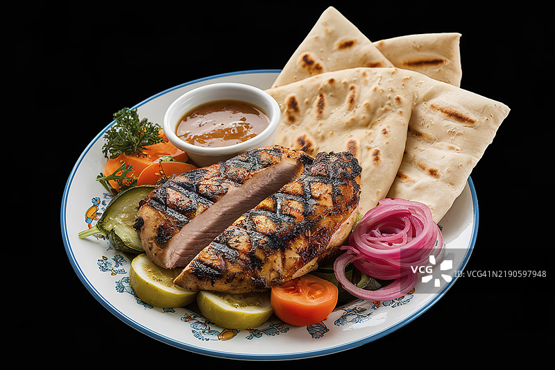 炭烤鸡胸肉配蔬菜，摆放在盘子上图片素材