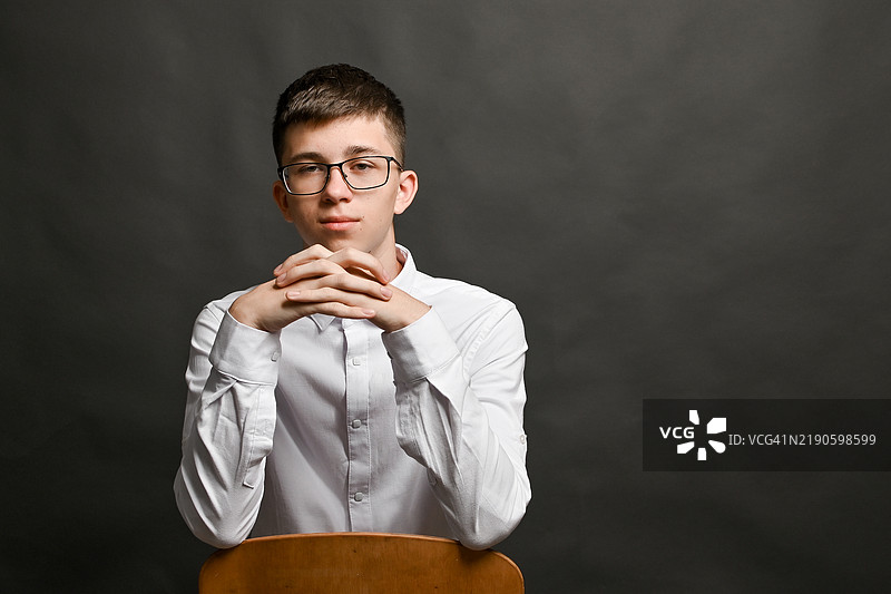 年轻男子交叉手指，紧握双手。图片素材