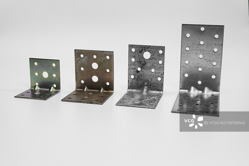 不同尺寸的金属角落用于紧固件图片素材