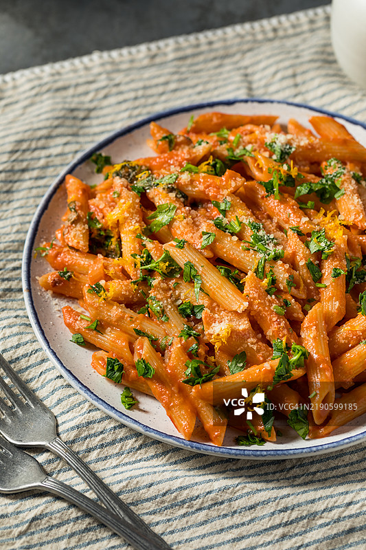 餐盘上的食物特写，位于桌子上，美国图片素材