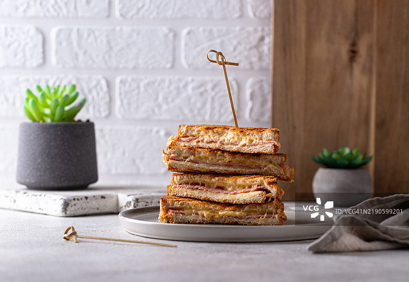 火腿和融化奶酪的烤三明治图片素材