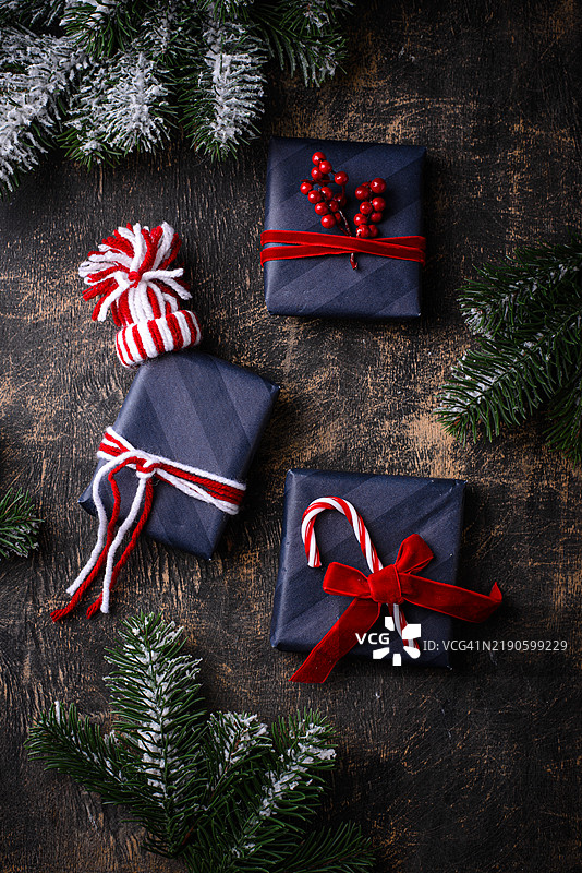 从上方直接拍摄的圣诞装饰品放在桌子上图片素材