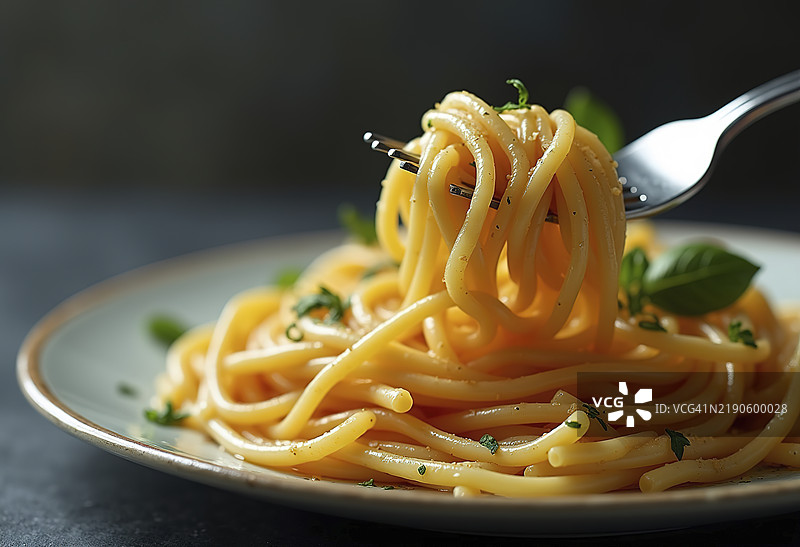 黑色背景上的熟意大利面条图片素材