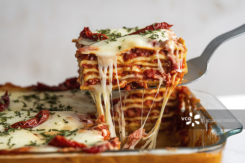 一盘美味的千层面盛在烤盘中图片素材