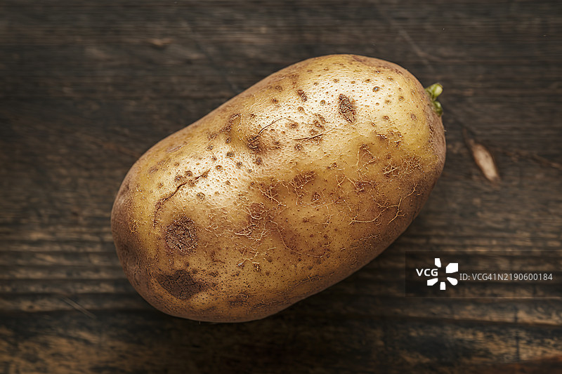 一张大红褐色土豆的照片，上面有一些划痕。图片素材