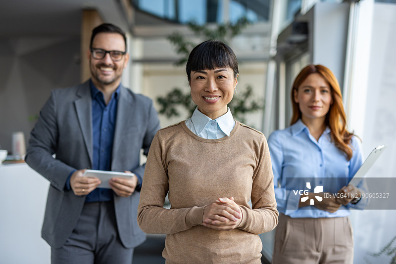 多元化的商业团队在办公室环境中合作图片素材