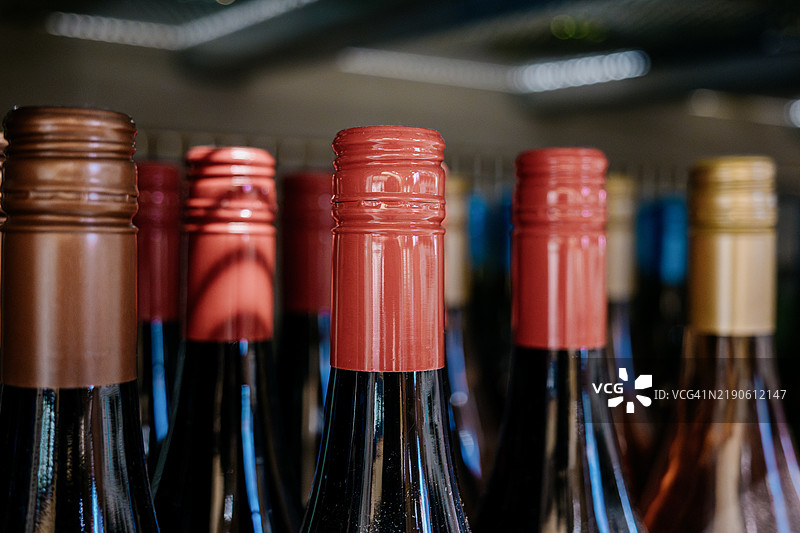 商店货架上的酒瓶图片素材