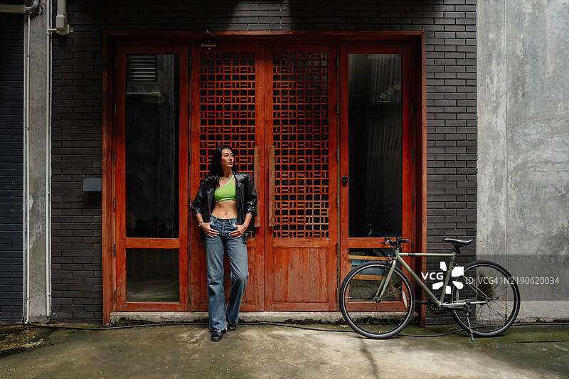 时尚年轻女性的肖像图片素材