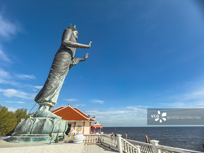 泰国萨穆特普拉坎海滩上的大佛图片素材