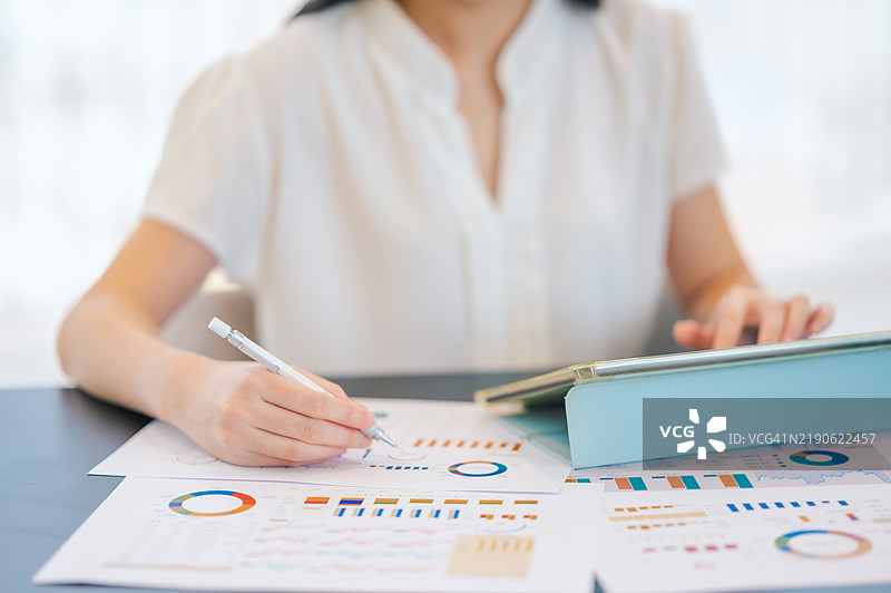 特写镜头：Z世代通过移动应用进行互联网银行业务，在线进行税务和财务规划，使用数字平板电脑进行规划。图片素材