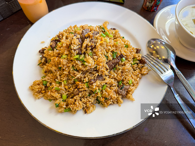 东京餐厅供应的秘鲁炒饭配汤图片素材