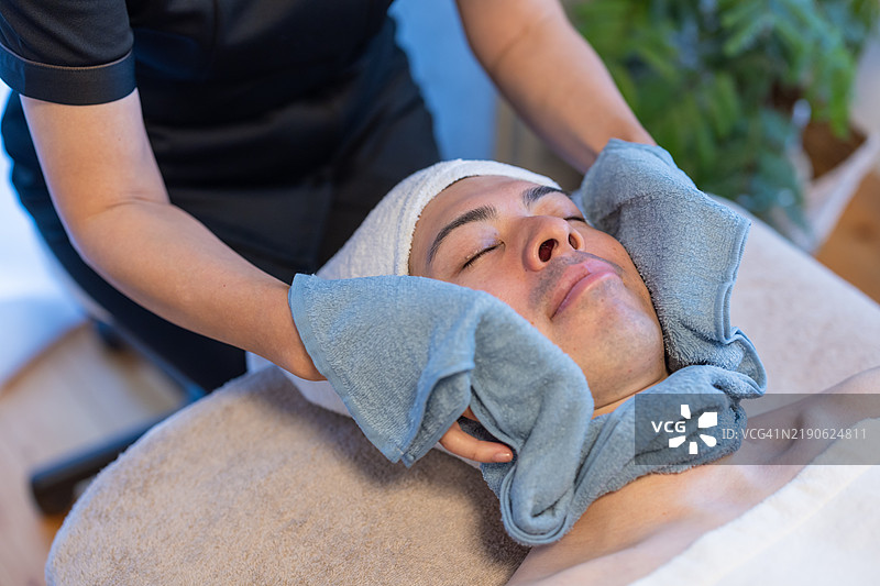 一个使用美容院进行美化的男人。图片素材