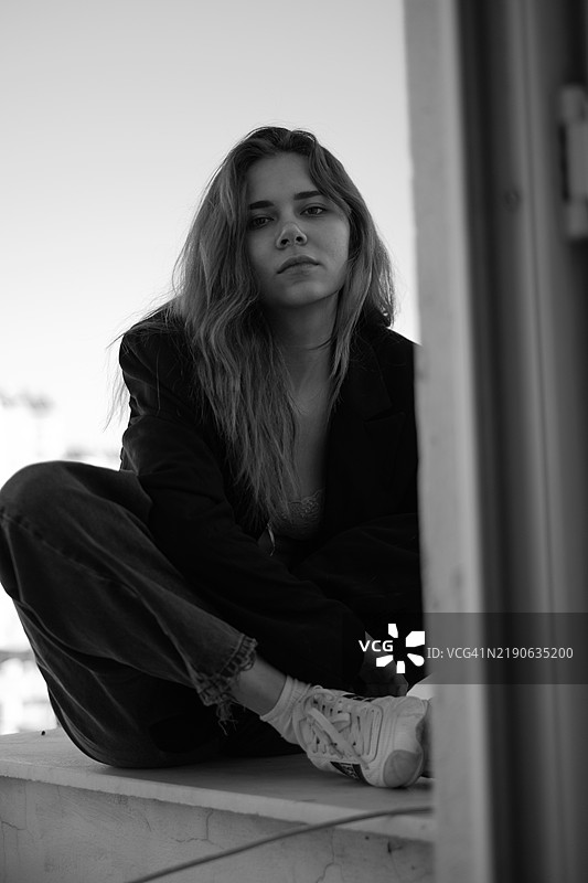 酷炫的女性在屋顶上图片素材