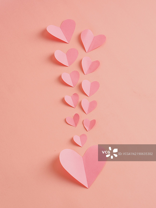 粉色纸心在柔和粉色背景上图片素材