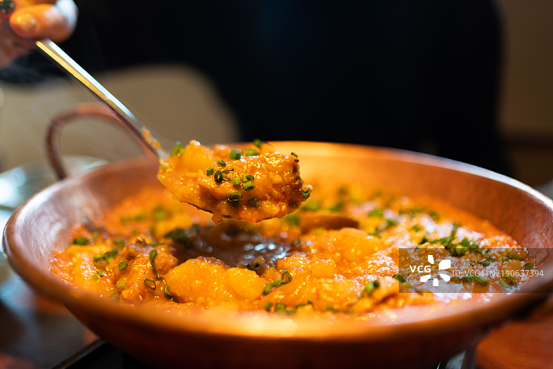 云南餐厅的土豆炖鸡图片素材